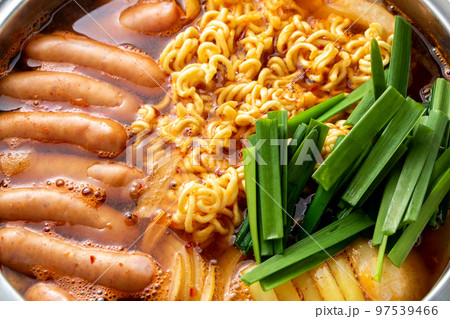 プデチゲ(部隊チゲ)。ソーセージやラーメン等が入った韓国の大衆鍋料理。 プデチゲ(部隊チゲ)。ソーセージやラーメン等が入った韓国の大衆鍋料理。 97539466