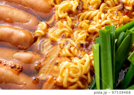 プデチゲ(部隊チゲ)。ソーセージやラーメン等が入った韓国の大衆鍋料理。 プデチゲ(部隊チゲ)。ソーセージやラーメン等が入った韓国の大衆鍋料理。 97539468
