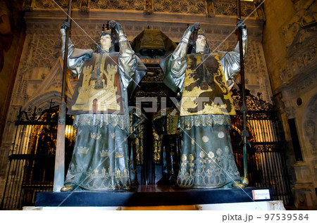 セビリア大聖堂　コロンブスの棺を担ぐ国王 97539584