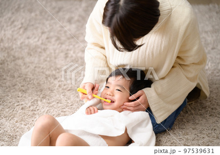 歯磨きをしている親子の様子 俯瞰 97539631