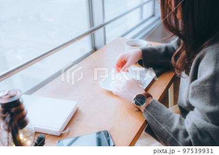 家でドーナツを食べる若い女性の写真 家でドーナツを食べる若い女性の写真 97539931