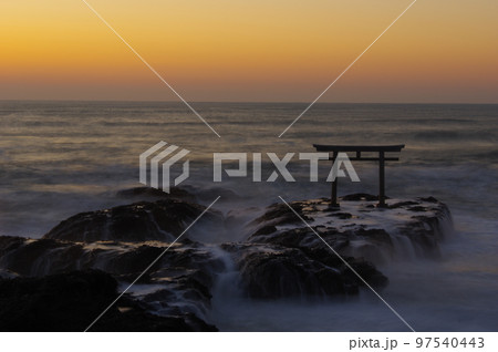 朝焼け空を背景に荒波打ち寄せる神磯の鳥居 97540443