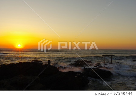 荒波打ち寄せる大洗神磯の鳥居と日の出　Ver1 97540444