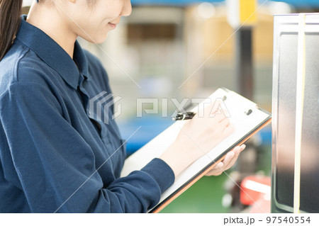 物流倉庫で働く若い女性の作業員 97540554