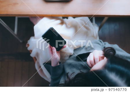 部屋で朝食を食べる若い女性の写真 部屋で朝食を食べる若い女性の写真 97540770