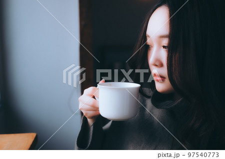 部屋で朝食を食べる若い女性の写真 部屋で朝食を食べる若い女性の写真 97540773