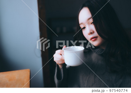 部屋で朝食を食べる若い女性の写真 部屋で朝食を食べる若い女性の写真 97540774