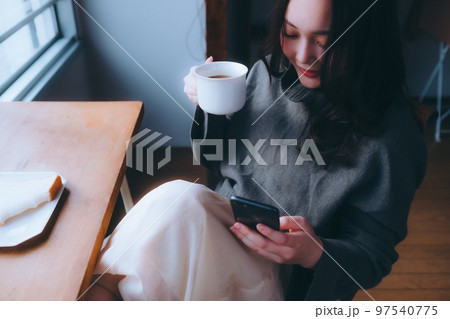 部屋で朝食を食べる若い女性の写真 部屋で朝食を食べる若い女性の写真 97540775
