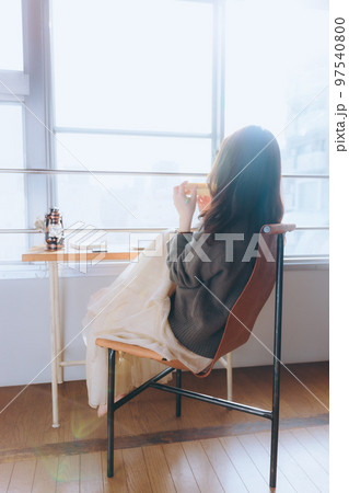 部屋で朝食を食べる若い女性の写真 部屋で朝食を食べる若い女性の写真 97540800