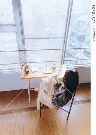 部屋で朝食を食べる若い女性の写真 部屋で朝食を食べる若い女性の写真 97540808