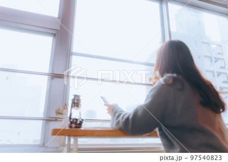 部屋で朝食を食べる若い女性の写真 97540823