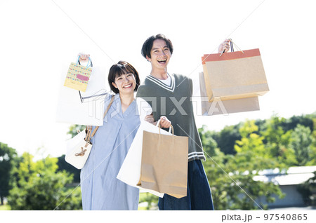 ショッピングを楽しむ夫婦 カメラ目線 ショッピングを楽しむ夫婦 カメラ目線 97540865