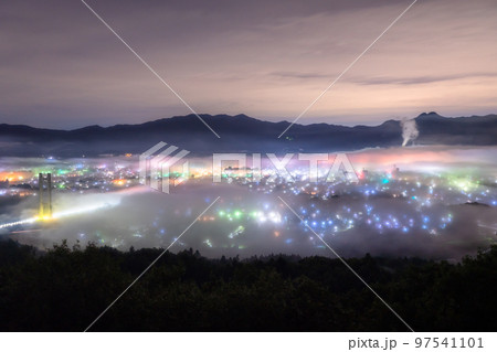 《埼玉県》秩父・幻想的な雲海の夜景 97541101
