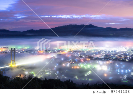 《埼玉県》秩父・幻想的な雲海の夜景 《埼玉県》秩父・幻想的な雲海の夜景 97541138