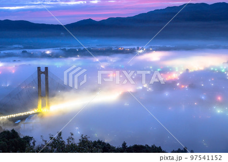 《埼玉県》秩父・幻想的な雲海の夜景 《埼玉県》秩父・幻想的な雲海の夜景 97541152