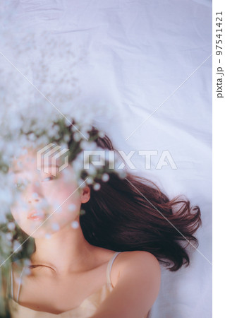 若い女性のビューティの写真 97541421