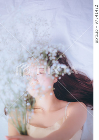 若い女性のビューティの写真 97541422