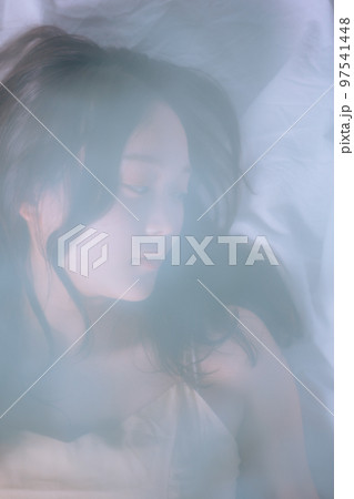 若い女性のビューティの写真 97541448