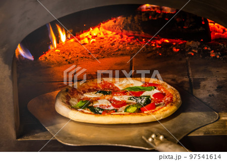 窯で焼くイタリアンピザ　Italian delicious food mixture pizza 97541614