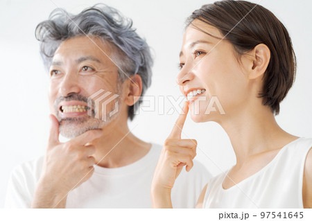 男性と女性のデンタルケア 男性と女性のデンタルケア 97541645