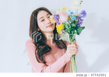 花束を持つ女性 花束を持つ女性 97542001