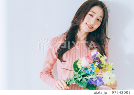 花束を持つ女性 花束を持つ女性 97542002