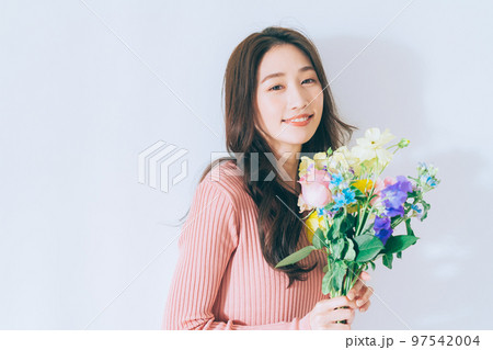 花束を持つ女性 97542004