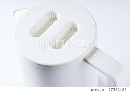 白色の電気ケトルのアップ|俯瞰 白色の電気ケトルのアップ|俯瞰 97542165