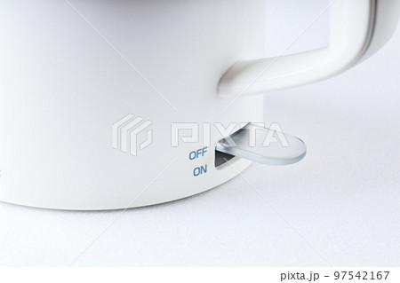 白色の電気ケトル|スイッチ部のアップ 白色の電気ケトル|スイッチ部のアップ 97542167