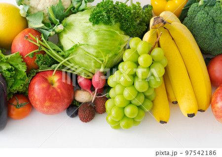 盛りだくさんの果物と野菜 97542186
