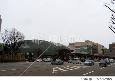 冬の北陸らしい曇り空と金沢駅周辺の景色｜石川県金沢市 97542969