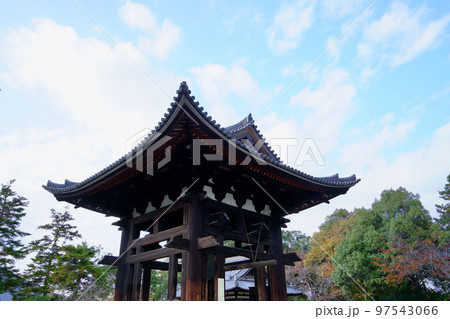 東大寺の鐘楼と大鐘 東大寺の鐘楼と大鐘 97543066