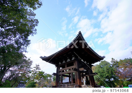 東大寺の鐘楼と大鐘 97543068