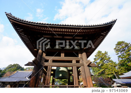 東大寺の鐘楼と大鐘 97543069