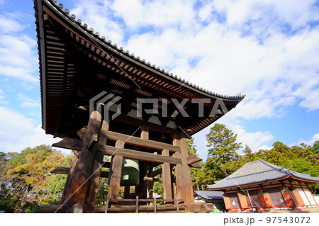 東大寺の鐘楼と大鐘 東大寺の鐘楼と大鐘 97543072