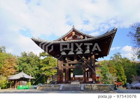 東大寺の鐘楼と大鐘 東大寺の鐘楼と大鐘 97543076