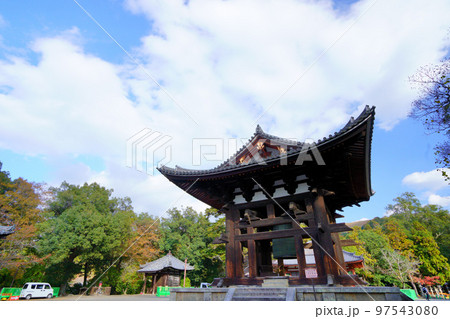 東大寺の鐘楼と大鐘 97543080