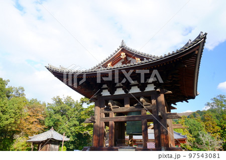東大寺の鐘楼と大鐘 東大寺の鐘楼と大鐘 97543081