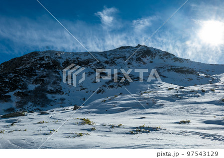 立山黒部アルペンルート 冬山 雄山への登山道から浄土山を見上げる 立山黒部アルペンルート 冬山 雄山への登山道から浄土山を見上げる 97543129