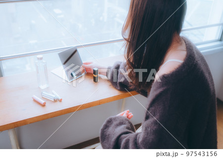 朝のメイクをしている若い女性の写真 朝のメイクをしている若い女性の写真 97543156