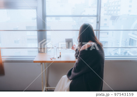 朝のメイクをしている若い女性の写真 朝のメイクをしている若い女性の写真 97543159