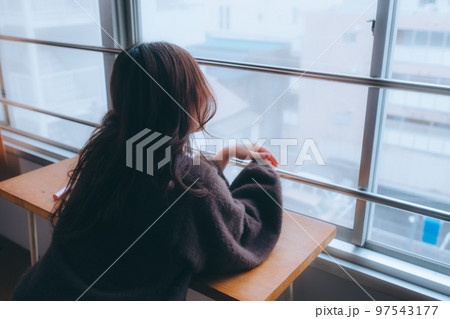 朝のメイクをしている若い女性の写真 朝のメイクをしている若い女性の写真 97543177