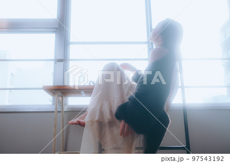 朝のメイクをしている若い女性の写真 97543192