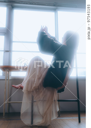 朝のメイクをしている若い女性の写真 97543193