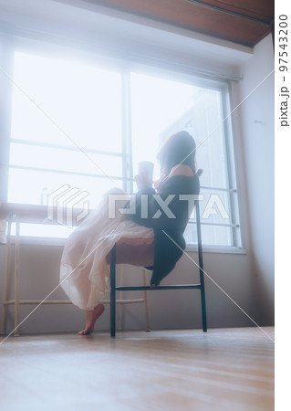 朝のメイクをしている若い女性の写真 朝のメイクをしている若い女性の写真 97543200