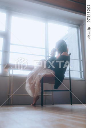 朝のメイクをしている若い女性の写真 97543201