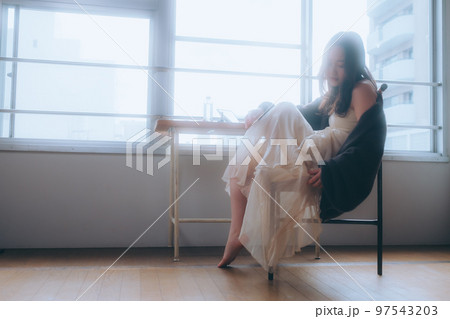 朝のメイクをしている若い女性の写真 朝のメイクをしている若い女性の写真 97543203