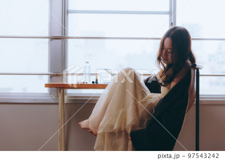 朝のメイクをしている若い女性の写真 朝のメイクをしている若い女性の写真 97543242