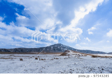 《熊本県》雪の阿蘇山(あそさん) 草千里ケ浜より撮影 《熊本県》雪の阿蘇山(あそさん) 草千里ケ浜より撮影 97543285