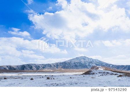《熊本県》雪の阿蘇山(あそさん) 草千里ケ浜より撮影 《熊本県》雪の阿蘇山(あそさん) 草千里ケ浜より撮影 97543290